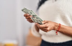 Cómo invertir de forma inteligente la prima de Navidad y evitar empezar el 2026 endeudado