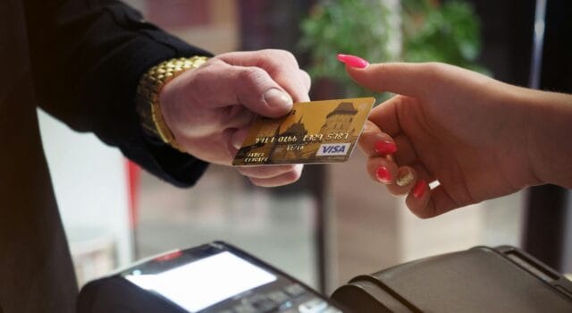 Estudio Chubb: El 55% de los latinoamericanos combinará compras online y presenciales en las fiestas de fin de año