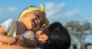 7 de cada 10 madres primerizas se sienten sobrecargadas al tomar decisiones sobre el cuidado de sus bebés