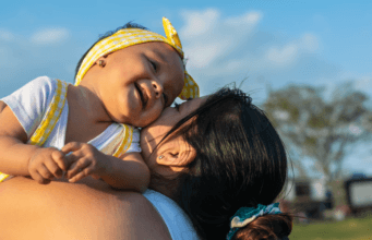 7 de cada 10 madres primerizas se sienten sobrecargadas al tomar decisiones sobre el cuidado de sus bebés