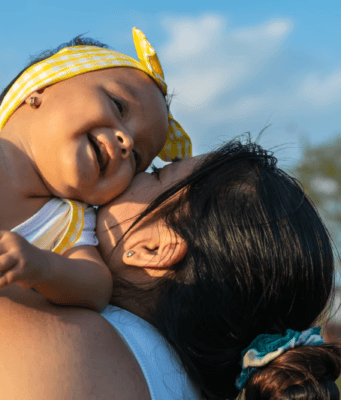 7 de cada 10 madres primerizas se sienten sobrecargadas al tomar decisiones sobre el cuidado de sus bebés