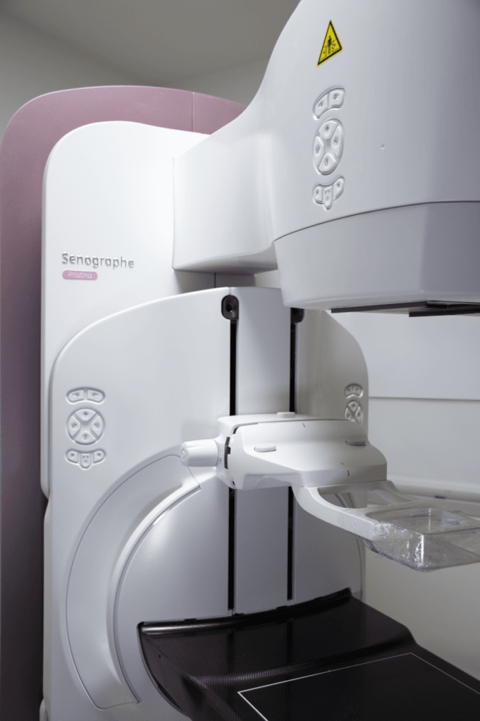 Tecnología de vanguardia que salva vidas: La mamografía con contraste y la biopsia al vacío transforman la detección temprana del cáncer de mama.