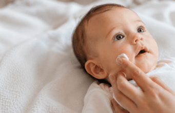 La piel de un bebé puede tardar hasta 6 años en madurar: el error más común que cometen los padres, según especialistas