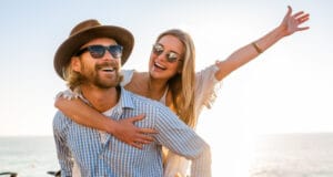 Proteja su audición en vacaciones: recomendaciones para disfrutar de los viajes y las actividades de temporada