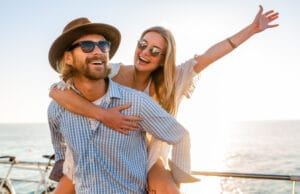 Proteja su audición en vacaciones: recomendaciones para disfrutar de los viajes y las actividades de temporada
