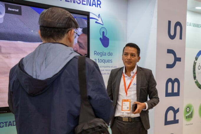 De los libros impresos a la inteligencia artificial: la empresa colombiana que lleva tecnología educativa con propósito a todo el país