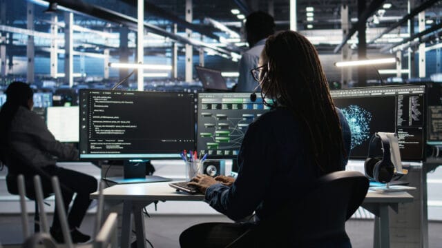 Data center expert examines node tree interface, delivering technical support