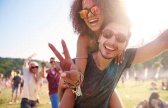 Temporada de conciertos y festivales: GAES promueve el cuidado auditivo y entrega tips para proteger la audición