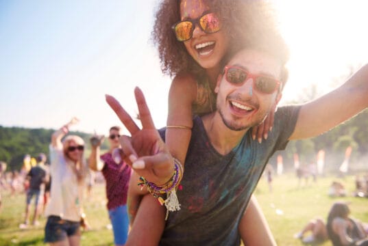 Temporada de conciertos y festivales: GAES promueve el cuidado auditivo y entrega tips para proteger la audición